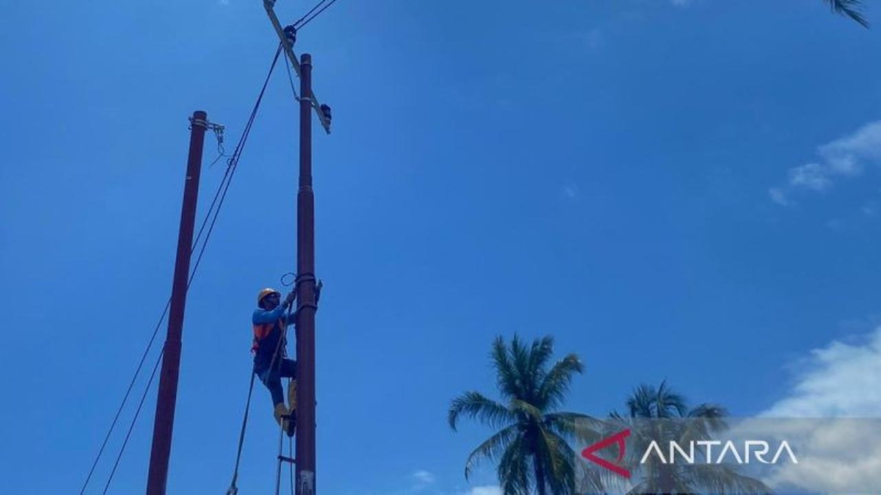 PLN Gerak Cepat Perbaiki Tiang Listrik Rusak di Tukka Pasca Banjir Susulan