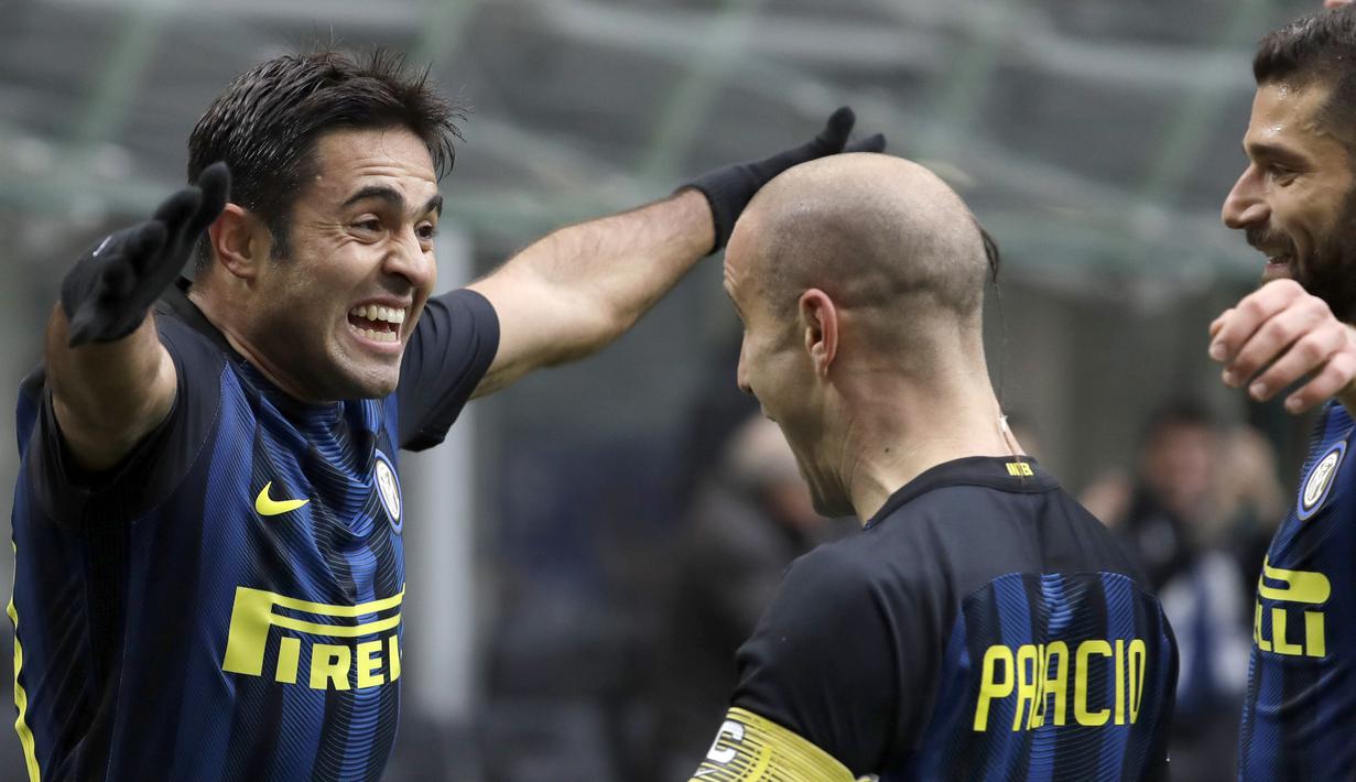 Pemain Inter Milan, Eder (kiri) merayakan golnya ke gawang Empoli bersama rekan-rekannya pada lanjutan Serie A Italia di  Giuseppe Meazza stadium, Milan, (12/2/2017).  Inter Milan menang 2-0.  (AP/Luca Bruno)