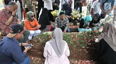 Putra pertama Presiden ke-3 RI BJ Habibie, Ilham Akbar Habibie (kiri) saat berziarah ke makam kedua orangtuanya di TMP Kalibata, Jakarta, Minggu (15/9/2019). Ilham memanjatkan doa bersama warga yang turut datang berziarah. (merdeka.com/Iqbal Nugroho)