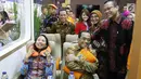 Menteri BUMN Rini Sumarno  dan Menteri Perhubungan Budi Karya didampingi Dirut PT KAI, Edi Sukmoro mengunjungi acara KAI Travel Fair 2017 di JCC, Senayan, Jakarta, Sabtu (29/7). Pameran ini berlangsung dua hari, 29-30 Juli 2017 (Liputan6.com/Angga Yuniar)