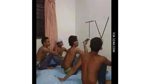 6 Kelakuan Kocak saat Orang Nonton TV Ini Bikin Ngakak