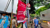 Anggota Satpol PP bersama Bawaslu Kota Depok saat melakukan penertiban APK pada masa tenang Pilkada Kota Depok, Senin (7/12/2020). (Foto:Liputan6/Dicky Agung Prihanto)
