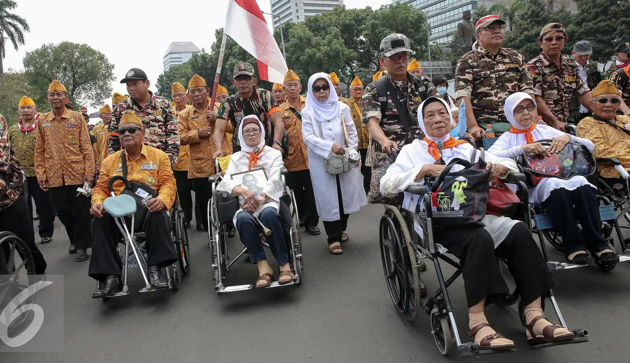 Massa dari keluarga Pejuang dan Penghuni Rumah Negara membentangkan spanduk saat menggelar aksi unjuk rasa, Jakarta, Senin (9/11/2015). Mereka menolak RPP tentang rumah negara PP NO 40 tahun 94 & PP No. 31 Tahun 2005. (Liputan6.com/Faizal Fanani)