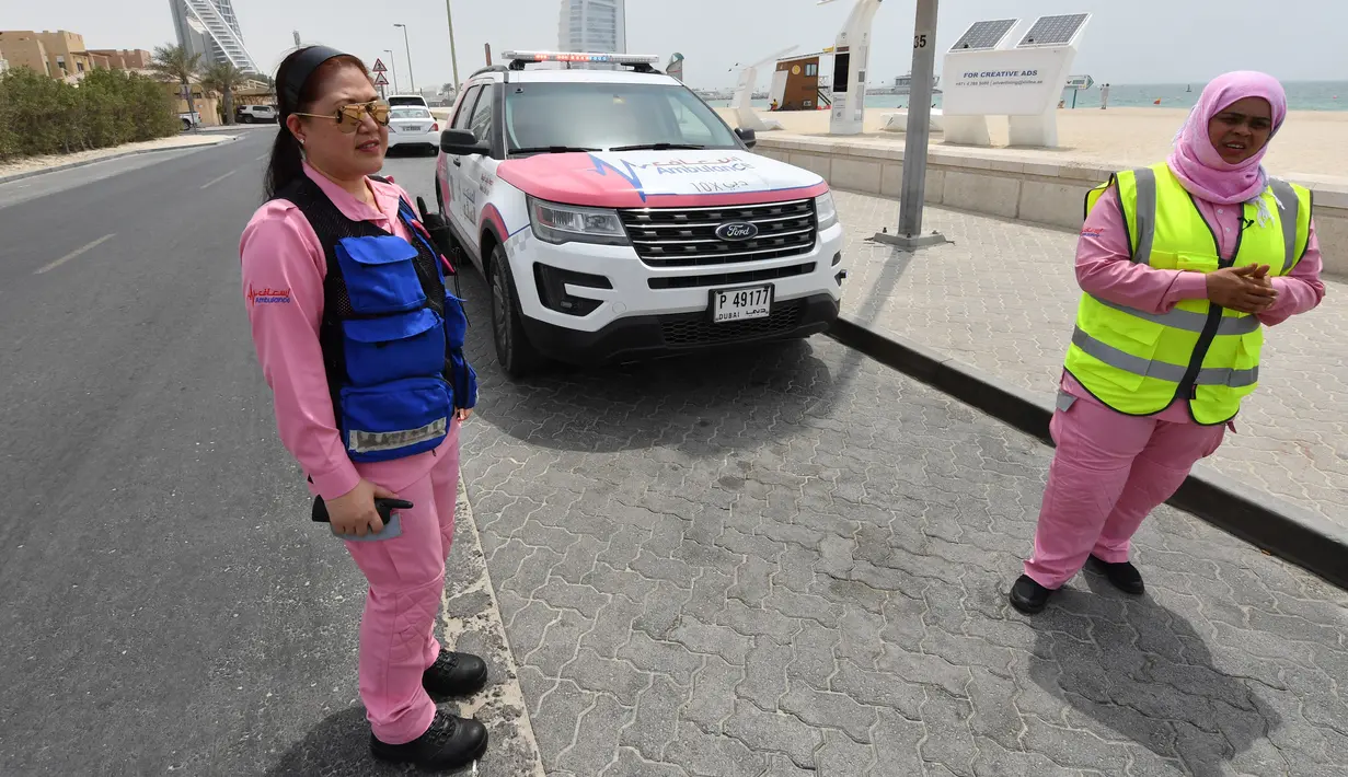 Dokter Filipina, Maria Lagbes bersama sopir ambulans pink dari tim Women Responders di Dubai, 13 Juli 2017. Petugas medis unit khusus ini telah dilatih oleh para dokter senior dan telah lulus pelatihan PEEP dan perawatan medis. (GIUSEPPE CACACE/AFP)
