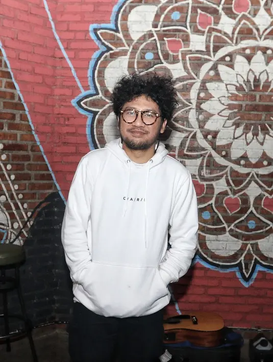 "Dengerin PMR dari jaman kuliah, terus pertama kali ada draft lagu ini diparodiin PMR dengernya aja wah pecah banget. Saya aja senang banget dengarnya, pasti enggak mungkin nolak," tukas Kunto Aji. (Adrian Putra/Bintang.com)