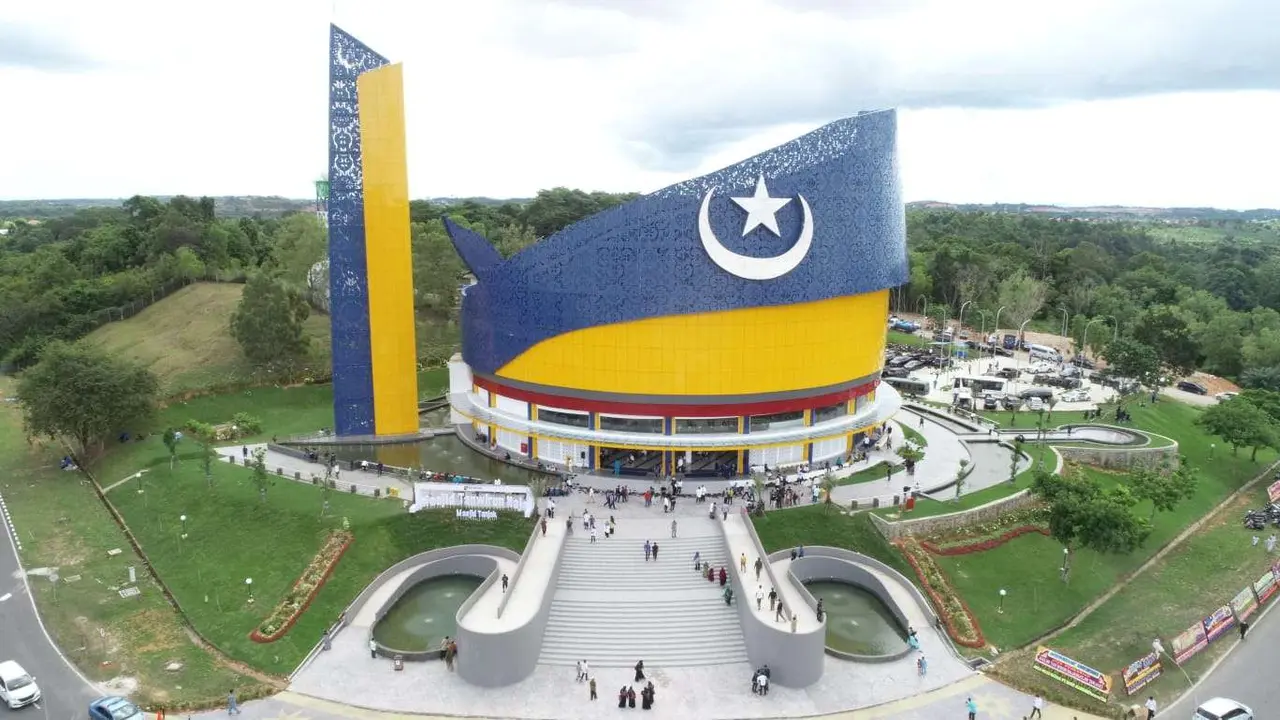 Masjid Tanwirun Naja atau Masjid Tanjak di Batam. (Foto: bpbatam.go.id/Liputan6.com)