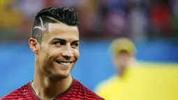 Berlaga di Piala Dunia 2014, pemain depan Timnas Portugal Portugal, Cristiano Ronaldo, memamerkan gaya rambut zig zag. (REUTERS/Jorge Silva)