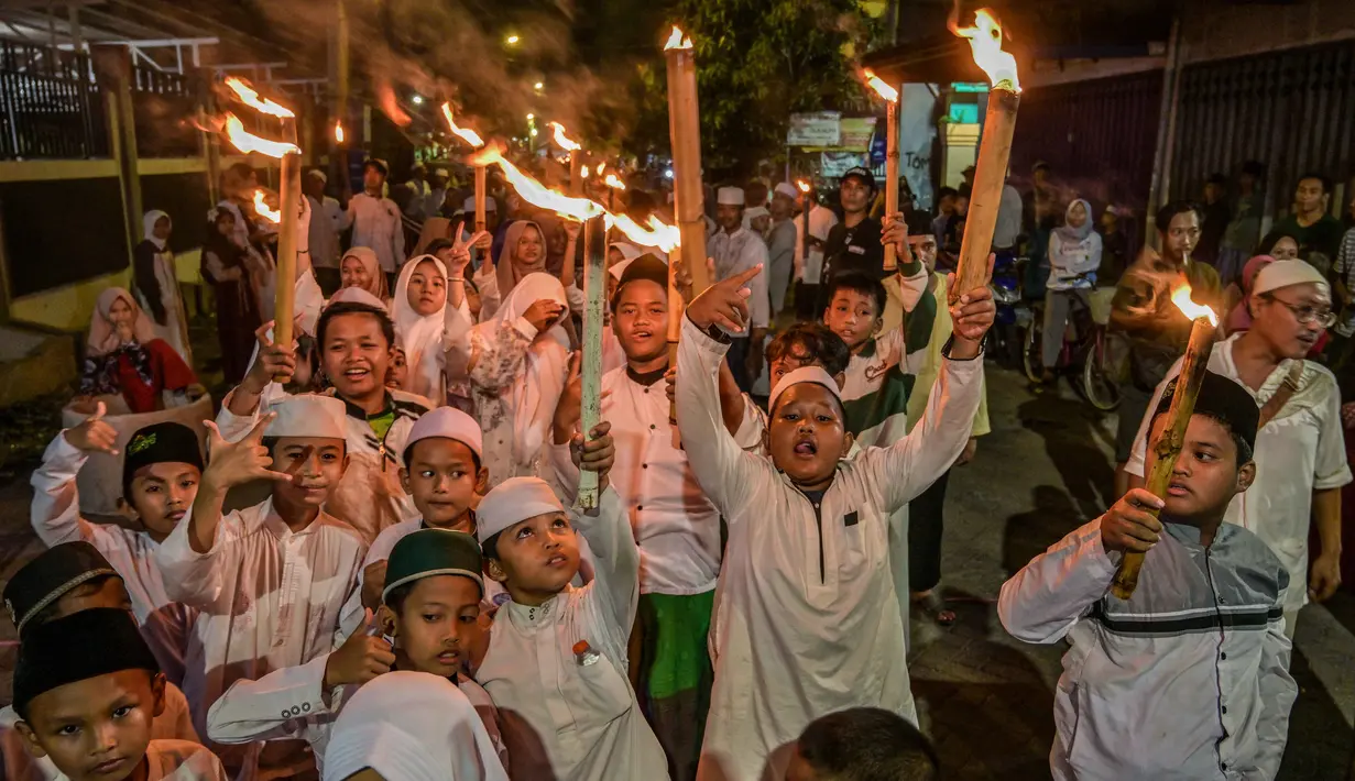 Di sepanjang rute, peserta mengumandangkan shalawat, menabuh beduk, dan melantunkan nyanyian islami. (Juni KRISWANTO/AFP)
