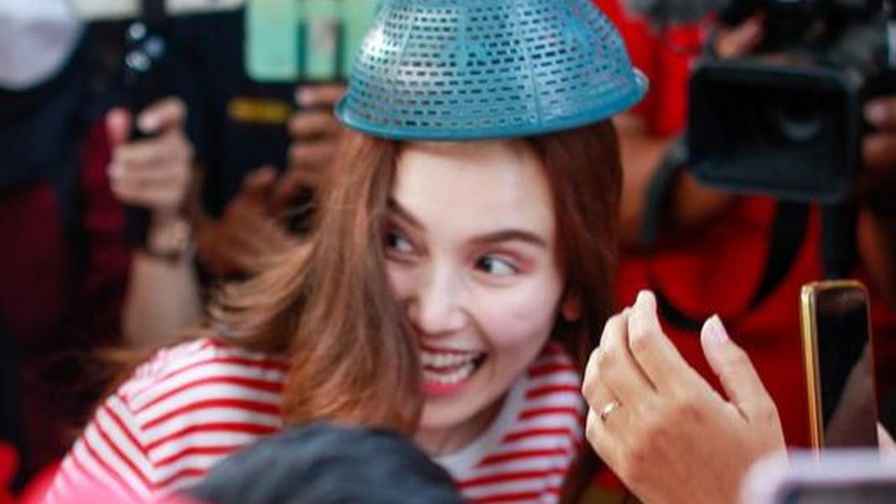 Sederet Momen Ayu Ting Ting Ikuti Lomba Agustusan di Lingkungannya, Ekspresi  Kaget Saat Dapat Hadiah Celana Dalam Pria Tuai Sorotan