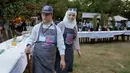 Dua anak down syndrome Abdel Rahman saat bekerja di kedai kopi Sucet  selama festival "Sham gather us" di Damascus (11/7). Enam belas anak laki-laki dan perempuan down syndrome bekerja di Cafe Sucet melayani pelanggan. (AFP Photo/Louai Beshara)