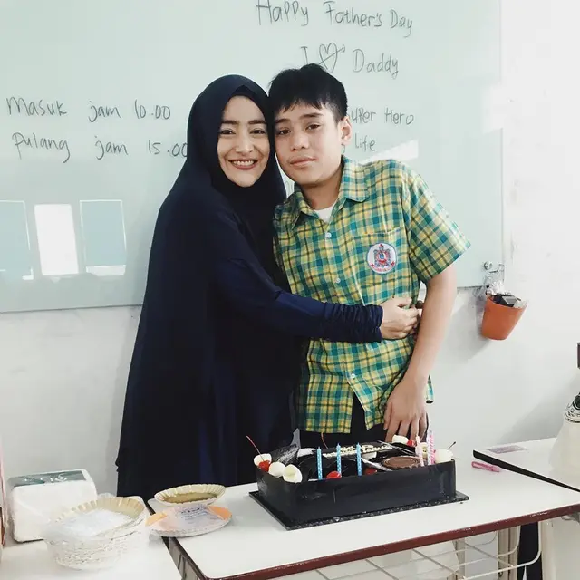 6 Seleb Tanah Air Ini Besarkan Anaknya yang Berkebutuhan Khusus, Penuh Semangat
