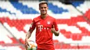 Pemain baru Bayern Munchen Philippe Coutinho berpose saat presentasi di Munich, Jerman, Senin (19/8/2019). Coutinho pindah ke Bayern Munchen setelah gagal bersinar bersama Barcelona. (CHRISTOF STACHE/AFP)