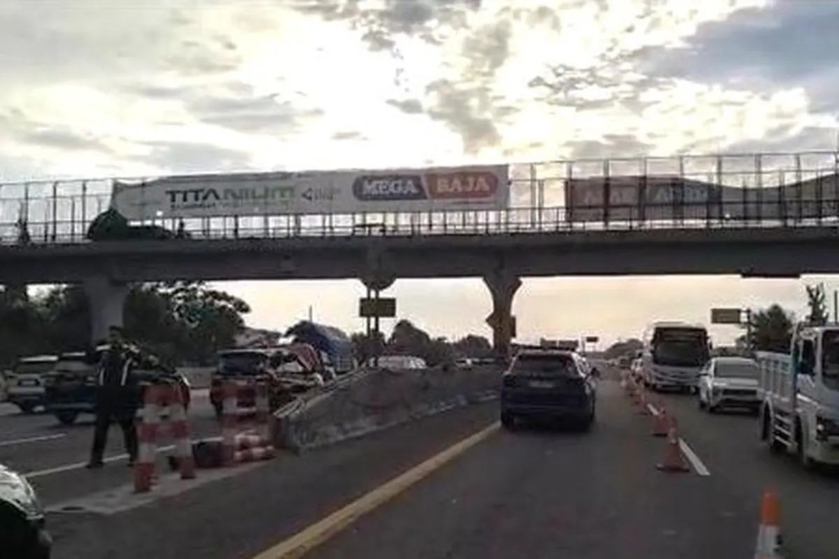 Rekayasa lalu lintas berupa contraflow dari KM 55 sampai dengan KM 47 arah Jakarta pada Ruas Jalan Tol Jakarta–Cikampek akibat padatnya kendaraan saat libur paskah.