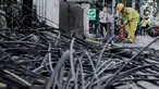 Petugas Dinas Bina Marga DKI Jakarta melakukan penataan kabel utilitas di sekitar Jalan Haji Agus Salim, Jakarta Pusat, Rabu (24/5/2023). (Liputan6.com/Herman Zakharia)