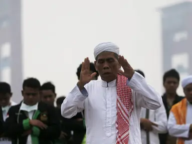 Sejumlah warga melakukan Salat Minta Hujan dekat Sungai Musi di Palembang, Minggu (20/9/2015). Mereka berharap Tuhan segera menurunkan hujan dan menghilangkan kabut asap yang melanda Sumatra dan Kalimantan. (Reuters/Beawiharta)