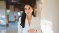 Prilly Latuconsina kerap berbagi momen di medsos. Selain riasan wajah natural yang khas, busananya mencuri perhatian termasuk blazer beragam warna. (Foto: Dok. Instagram @prillylatuconsina96)