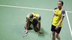 Ganda campuran Indonesia, Tontowi Ahmad / Winny Kandow
, usai dikalahkan Chan Peng Soon / Goh Liu Ying, pada Indonesia Open 2019 di Istora Senayan, Jumat (19/7). Tontowi / Winny kalah 11-21, 21-14 dan 14-21. (Bola.com/Vitalis Yogi Trisna)