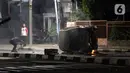 Massa melempar ke arah polisi di kawasan Gondangdia, Jakarta, Kamis (8/10/2020). Unjuk rasa menentang disahkannya Omnibus Law UU Cipta Kerja berujung aksi anarkis merusak berbagai fasilitas umum. (Liputan6.com/Helmi Fithriansyah)