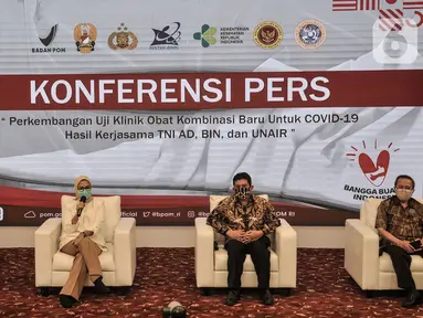 Kepala Badan Pengawas Obat dan Makanan (BPOM) Penny Lukito (kedua kiri) saat konferensi pers terkait hasil uji klinis obat untuk Covid-19 dari Universitas Airlangga (UNAIR) di Kantor BPOM, Jakarta, Rabu (19/8/2020). (merdeka.com/Iqbal S. Nugroho)
