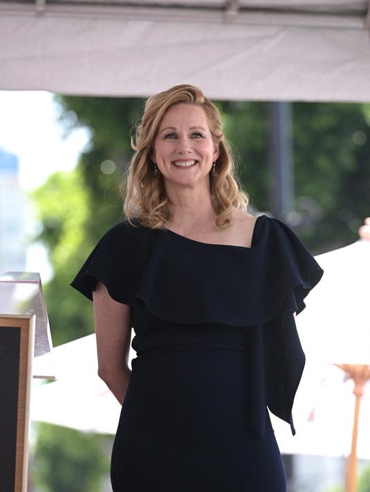 Aktris Laura Linney tersenyum selama Upacara Bintang Hollywood Walk of Fame-nya di Hollywood Walk of Fame di Los Angeles, California (25/7/2022). Linney diberi penghargaan oleh aktris AS Holland Taylor dan penulis TV Chris Mundy, yang memujinya sebagai inspirasi dan "petunjuk untuk cara berperilaku yang benar".
(AFP Photo/Charley Gallay)