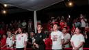 Mantan pelatih Timnas Indonesia, Shin Tae-yong (kedua kanan) menyanyikan lagu Indonesia Pusaka setelah nonton bareng laga lanjutan Putaran Ketiga Kualifikasi Piala Dunia 2026 melawan Australia di daerah sekitar Setiabudi, Jakarta Pusat, Kamis (20/03/2025) sore WIB. (Bola.com/Bagaskara Lazuardi)