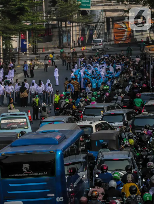Kendaraan bermotor melaju tersendat akibat terjebak kemacetan di kawasan Kramat Raya, Jakarta Pusat, Senin (28/10/2019). Kemacetan tersebut disebabkan adanya upacara yang digelar di Museum Sumpah Pemuda. (Liputan6.com/Faizal Fanani)