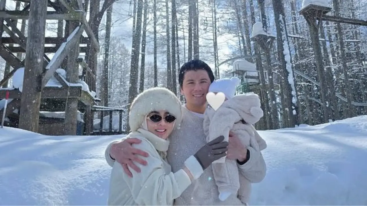 Potret Seru Syahrini Ajak Princess R Pertama Kali Main Salju (credit: instagram/princessyahrini)