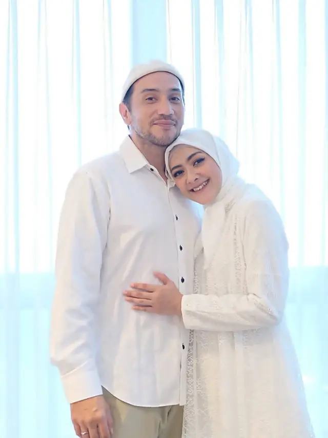 FOTO: Selalu Kompak, Ini Pemotretan Gary Iskak dan Richa Novisha dengan Busana Putih