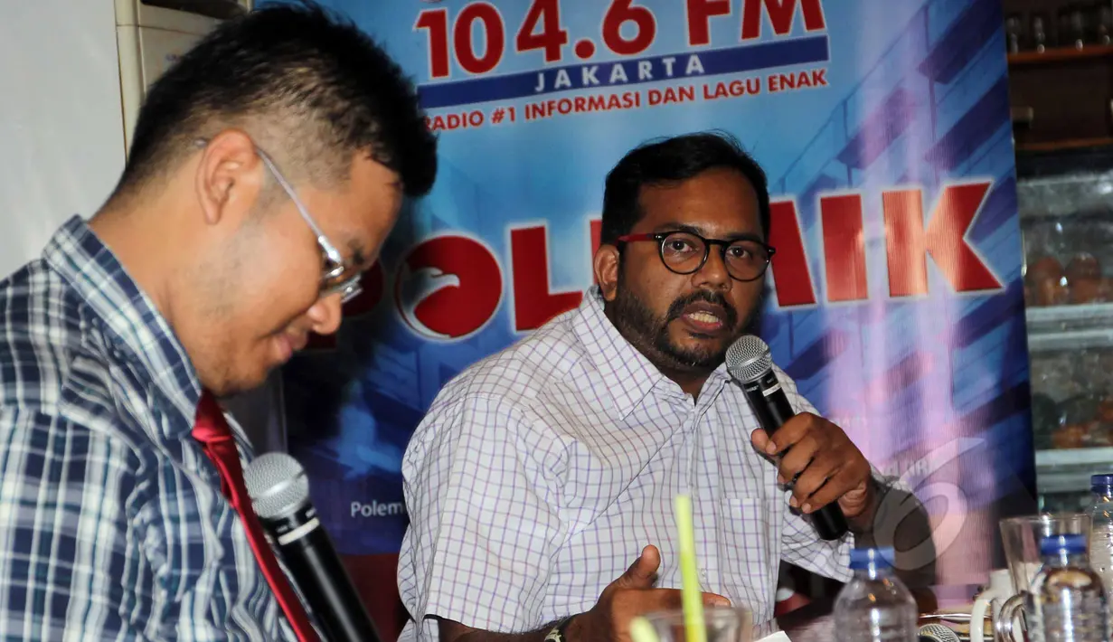 Koordinator KontraS Haris Azhar saat menjadi pembicara dalam diskusi "Telenovela KPK-Polri" di Cikini, Jakarta, Sabtu (2/5/2015). Diskusi tersebut membahas hubungan antara KPK dan Polri yang kembali memanas. (Liputan6.com/Helmi Afandi)