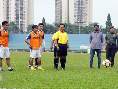 Ketua Umum PSSI, Edy Rahmayadi (kanan) menendang bola tanda dimulainya invitasi sepakbola antar forum wartawan di Jakarta, Rabu (10/5). Invitasi diikuti delapan forum pewarta seJakarta. (Liputan6.com/Helmi Fithriansyah)