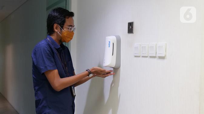 Karyawan menggunakan hand sanitizer atau cairan pembersih tangan saat memasuki ruang kerja di Suntory Garuda, Jakarta, Senin (8/8/2020). Perusahaan itu menerapkan protokol kesehatan saat hari pertama kerja di masa PSBB transisi yang diterapkan oleh Pemprov DKI Jakarta. (Liputan6.com/Herman Zakharia)