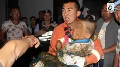 Penyelamatan dramatis dilakukan petugas pemadam kebakaran di China saat dua orang bocah terjebak di dalam septic tank.