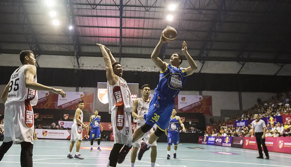 Pebasket Satria Muda Pertamina, Kevin Sitorus, berusaha memasukan bola saat melawan M88 Aspac pada laga IBL Musim 2016 di Hall A Senayan, Jakarta, Sabtu (9/1/2016). (Bola.com/Vitalis Yogi Trisna)
