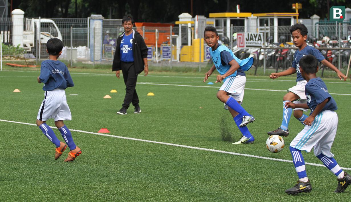 Pelatih Indra Sjafri memperhatikan anak-anak saat coaching clinic bersama anak-anak di Lapangan ABC Senayan, Jakarta, Rabu (28/3/2018). Acara ini dalam rangkaian peluncuran Patriot 165 FC. (Bola.com/Asprilla Dwi Adha)