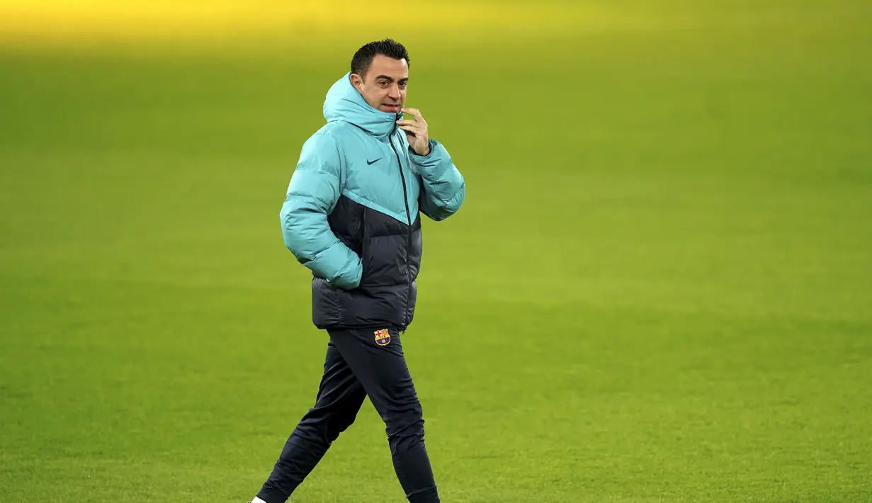 Pelatih Barcelona Xavi Hernandez berjalan di lapangan saat sesi latihan jelang lawan Manchester United di Old Trafford, Manchester, Inggris, Rabu 22 Februari 2023. Barcelona harus kehilangan dua pemain muda andalannya, yakni Pedri dan Gavi. Nama keduanya tak masuk dalam skuad yang disiapkan xavi. (Martin Rickett/PA via AP)