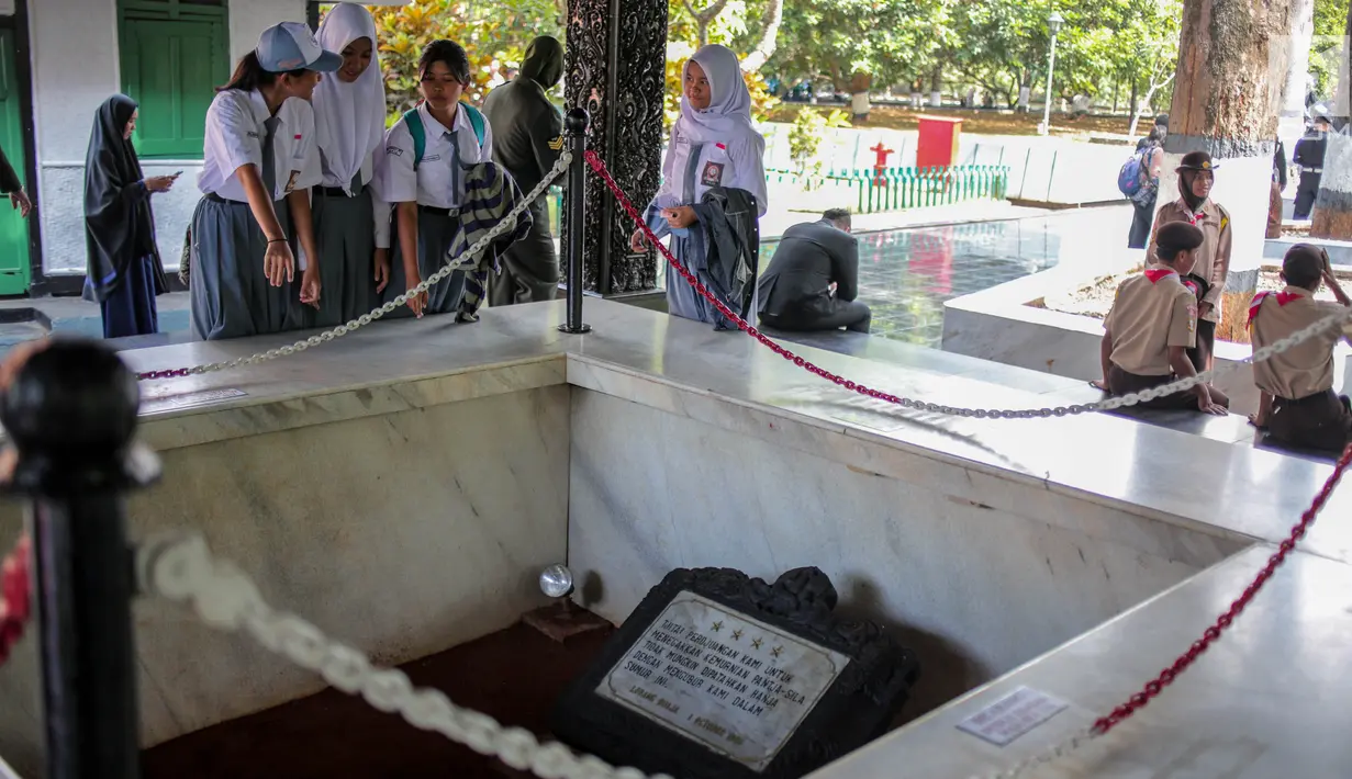 Sejumlah pelajar mengunjungi Monumen Pancasila Sakti, Lubang Buaya, Jakarta, Minggu (1/10). Mereka mengajak keluarga atau rombongan sekolah untuk mengadakan napak tilas ke monumen Kesaktian Pancasila. (Liputan6.com/Faizal Fanani)
