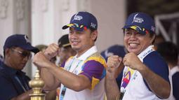 Legenda olahraga Indonesia, Ellyas Pical dan Wali Kota Bogor, Bima Arya, saat pawai obor Asian Games 2018 di Bogor, Jawa Barat, Selasa (14/8/2018). Api obor diarak mengelilingi jalanan protokol Kota Bogor. (Bola.com/Reza Bachtiar)