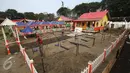 Pekerja menyelesaikan pembuatan rumah adat betawi jelang pelaksanaan Festival Lebaran Betawi IX di Lapangan Banteng, Jakarta, Kamis (11/8). Festival Lebaran Betawi IX tersebut akan digelar pada 12-13 Agustus 2016. (Liputan6.com/Immanuel Antonius)