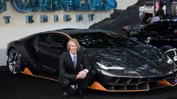 Michael Bay berpose didepan mobil Lamborghini Centenario saat pemutaran perdana film 'Transformers, The Last Knight' di London (18/6). Mobil ini hanya diproduksi 20 unit. (Vianney Le Caer/AP Images for Automobili Lamborghini)