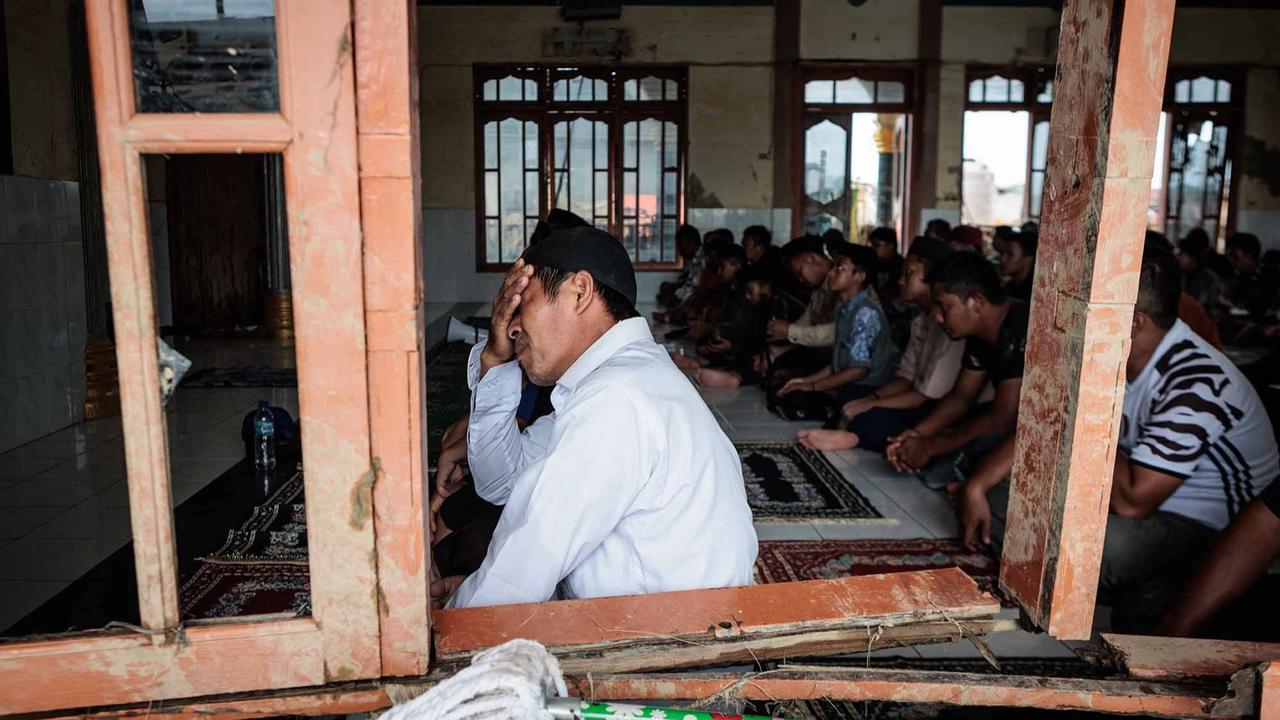 FOTO: Warga Aceh Tamiang Laksanakan Salat Jumat di Tengah Pemulihan Pascabencana