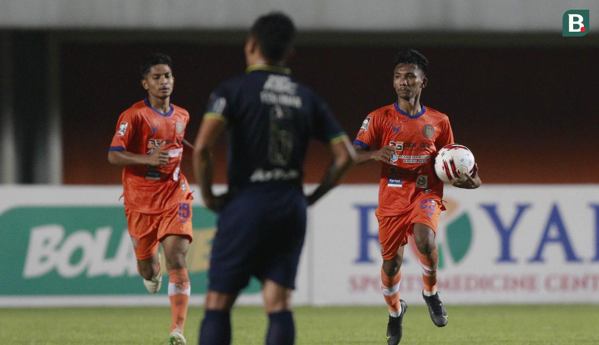 Striker Persiraja Banda Aceh, Assanur Rijal (kanan) meakukan selebrasi usai mencetak gol penyeimbang 1-1 ke gawang Persib Bandung dalam laga matchday ke-3 Grup D Piala Menpora 2021 di Stadion Maguwoharjo, Sleman, Jumat (2/4/2021). Persiraja kalah 1-2 dari Persib. (Bola.com/M Iqbal Ichsan)