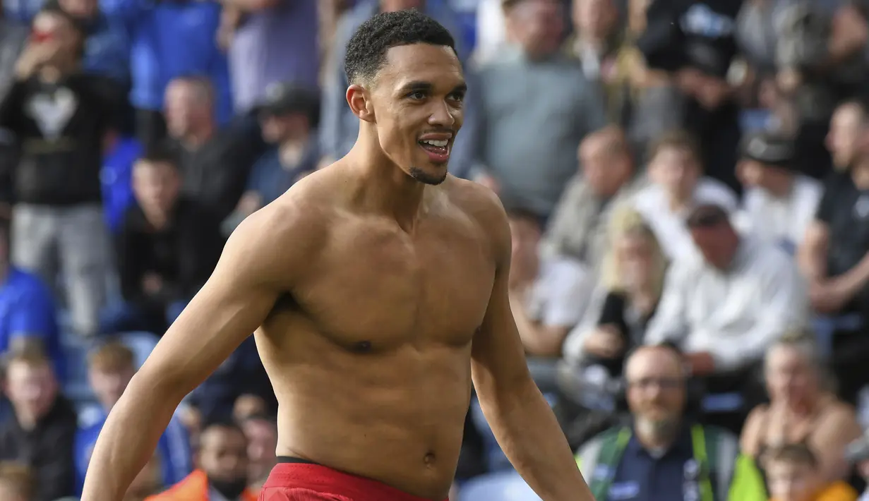 Pemain Liverpool, Trent Alexander-Arnold (kanan) melakukan selebrasi dengan membuka baju setelah mencetak gol kemenangan timnya ke gawang Leicester City dalam laga lanjutan Liga Inggris 2024/2025 di King Power Stadium, Leicester, Inggris, Sabtu (20/04/2025) waktu setempat. (AFP/Darren Staples)
