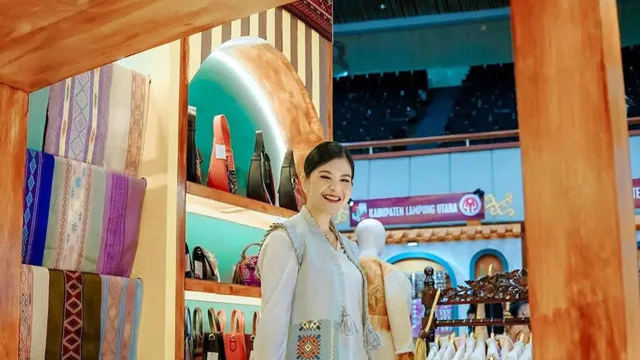 OOTD Kece Kahiyang Ayu Padukan Heels Rp20 Jutaan dengan Busana Etnik Karya Desainer Lokal