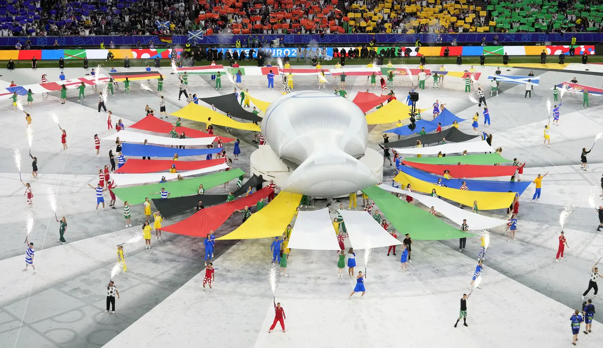 Balon besar replika trofi Euro dalam upacara pembukaan Euro 2024 yang berlangsung di Allianz Arena, Munchen, Jerman, Sabtu (15/06/2024) WIB. (AP Photo/Sergei Grits)