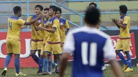Para pemain Unpad merayakan gol yang dicetak ke gawang UPI pada laga Torabika Campus Cup 2017 di Gor Jati Padjajaran, Jatinangor, Rabu (27/9/2017). Unpad Takluk adu penalti dari UPI. (Bola.com/M Iqbal Ichsan)