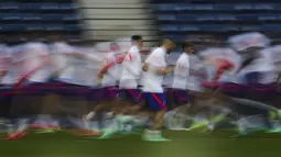 Para pemain Chelsea melakukan pemanasan selama sesi latihan di stadion Dragao di Porto, Portugal (28/5/2021). Chelsea lolos ke final setelah menyingkirkan Real Madrid di semifinal. (AP Photo/Manu Fernandez)