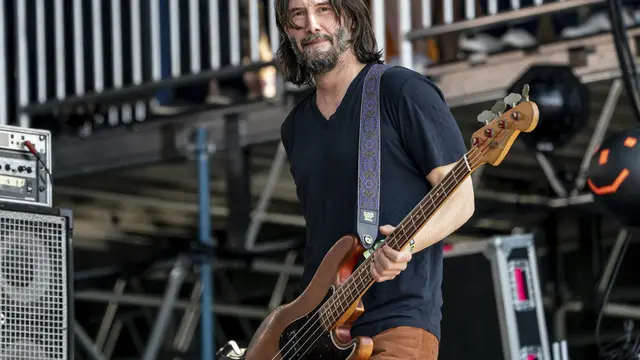Keanu Reeves sebagai bassist Dogstar di BottleRock Napa Valley Music Festival 2023. (Amy Harris/Invision/AP)
