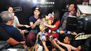 Artis Raffi Ahmad bersama sang istri Nagita Slavina memberikan keterangan kepada awak media saat pembukaan bisnis barunya, Jakarta, Jumat (25/8). (Liputan6.com/Helmi Afandi)