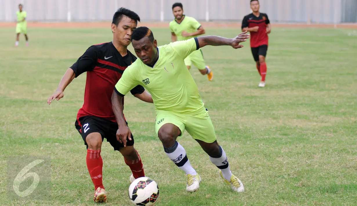 Penyerang Persipasi Bandung Raya (PBR), David Lali (kedua kiri) mencoba melewati pemain Bekasi Putra di Stadion Patriot, Bekasi, Selasa (25/8/2015). PBR unggul 3-1 atas Bekasi Putra. (Liputan6.com/Helmi Fithriansyah) 
