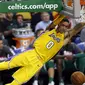 Aksi pemain Los Angeles Lakers, Kyle Kuzma usai melakukan dunk saat melawan Boston Celtics pada laga NBA basketball game di TD Garden, Boston, (8/11/2017). Celtics menang 107-96.  (AP/Winslow Townson)